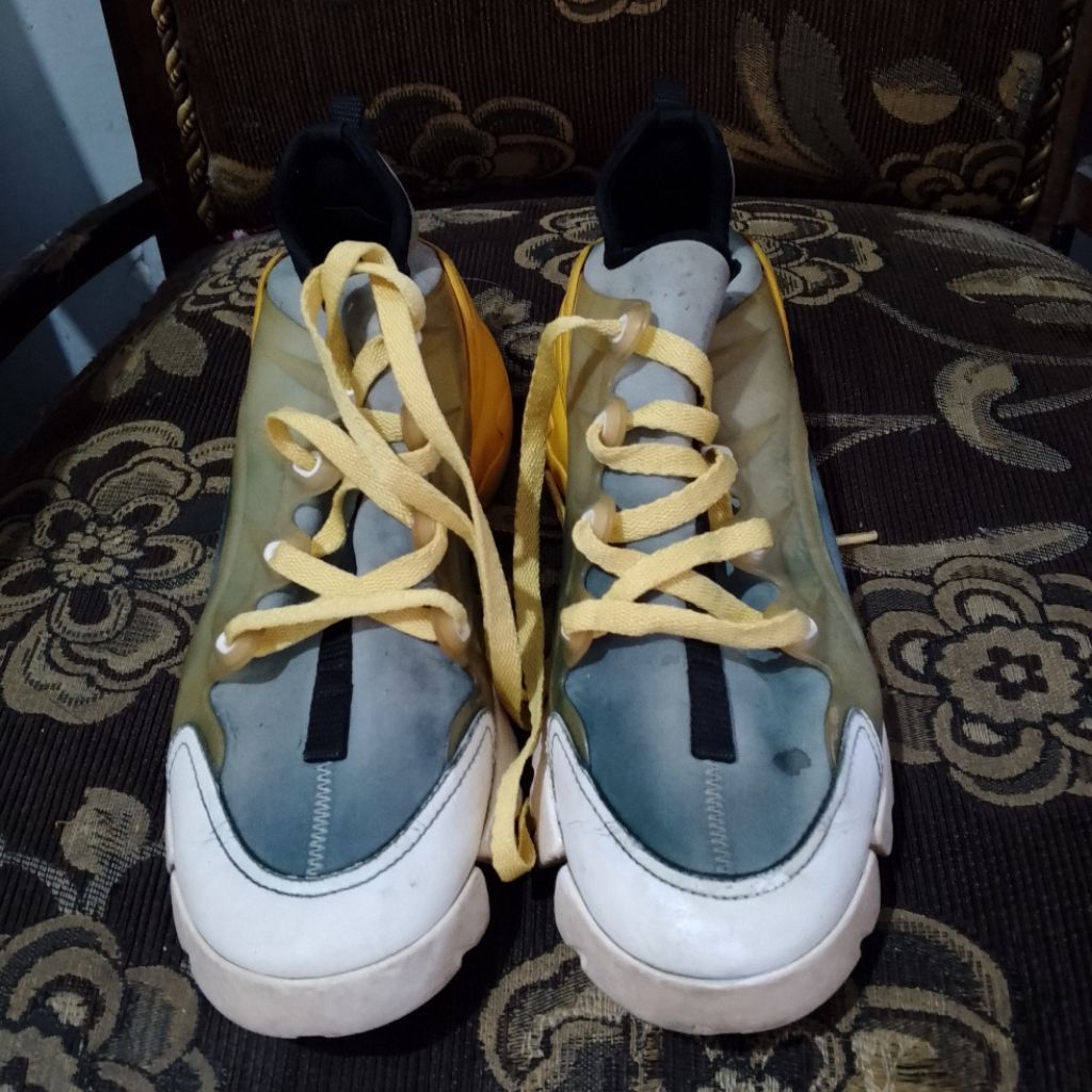 sepatu sneaker Christian Dior D-Connect atau D-Motion buatan Italia