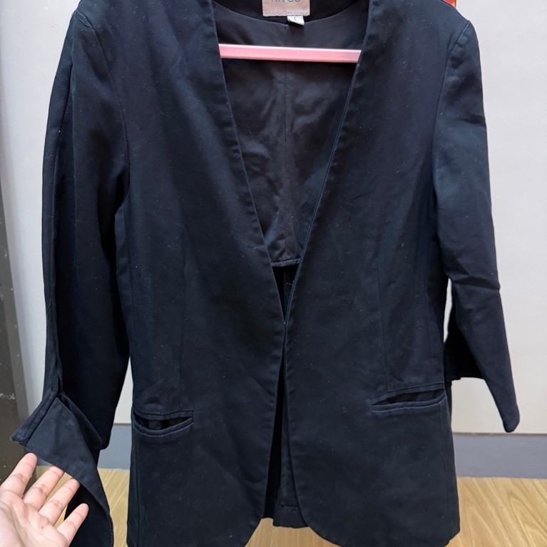 blazer hitam kivee
