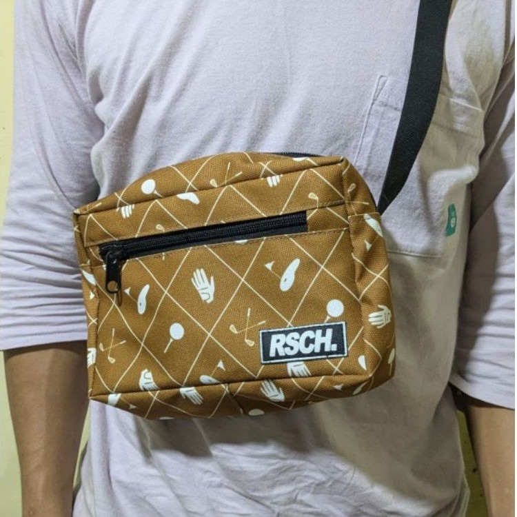 Tas selempang pria kotak RSCH. motif geometris cokelat dengan resleting depan