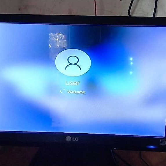 Monitor LG layar LCD untuk komputer desktop.