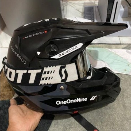 helm orca hitam