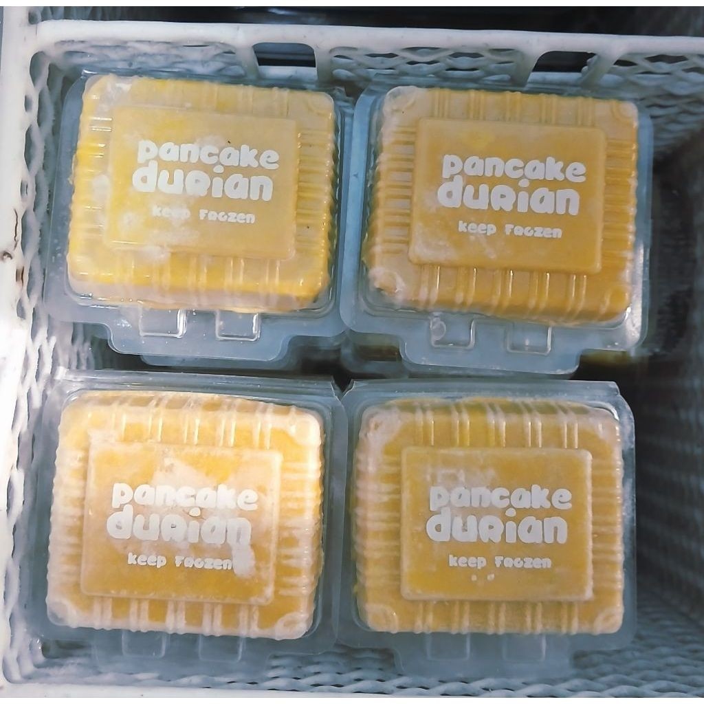 Pancake Durian XL. Asli daging durian.