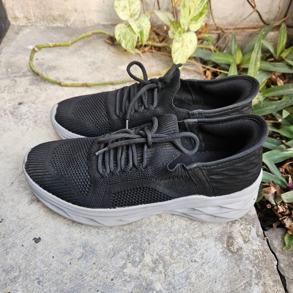 sepatu sneakers wanita second fladeo size 40(25cm)