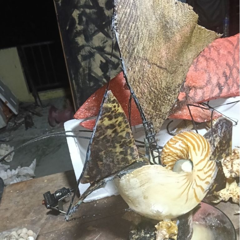Hiasan Patung Kapal Kertas dengan Kerang Nautilus Model Laut Abstrak