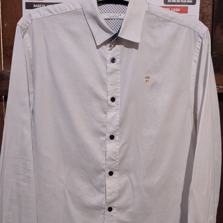 kemeja celio club warna putih size M LD 106