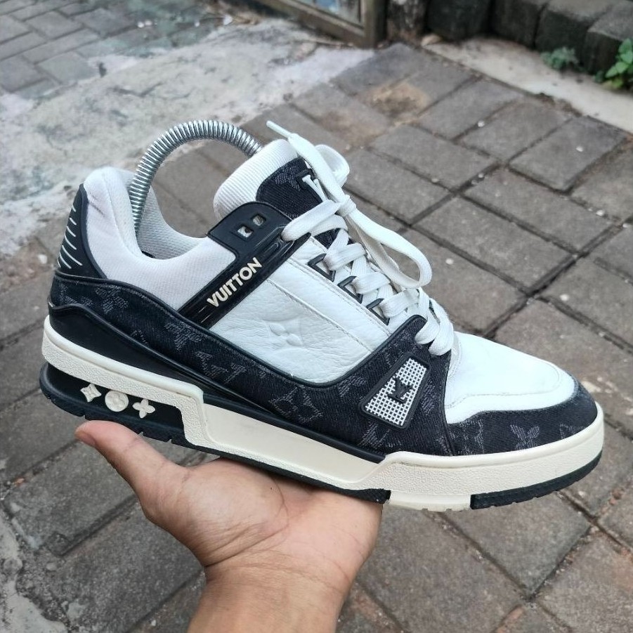 Sepatu LV Trainer black white size 42,5-43
