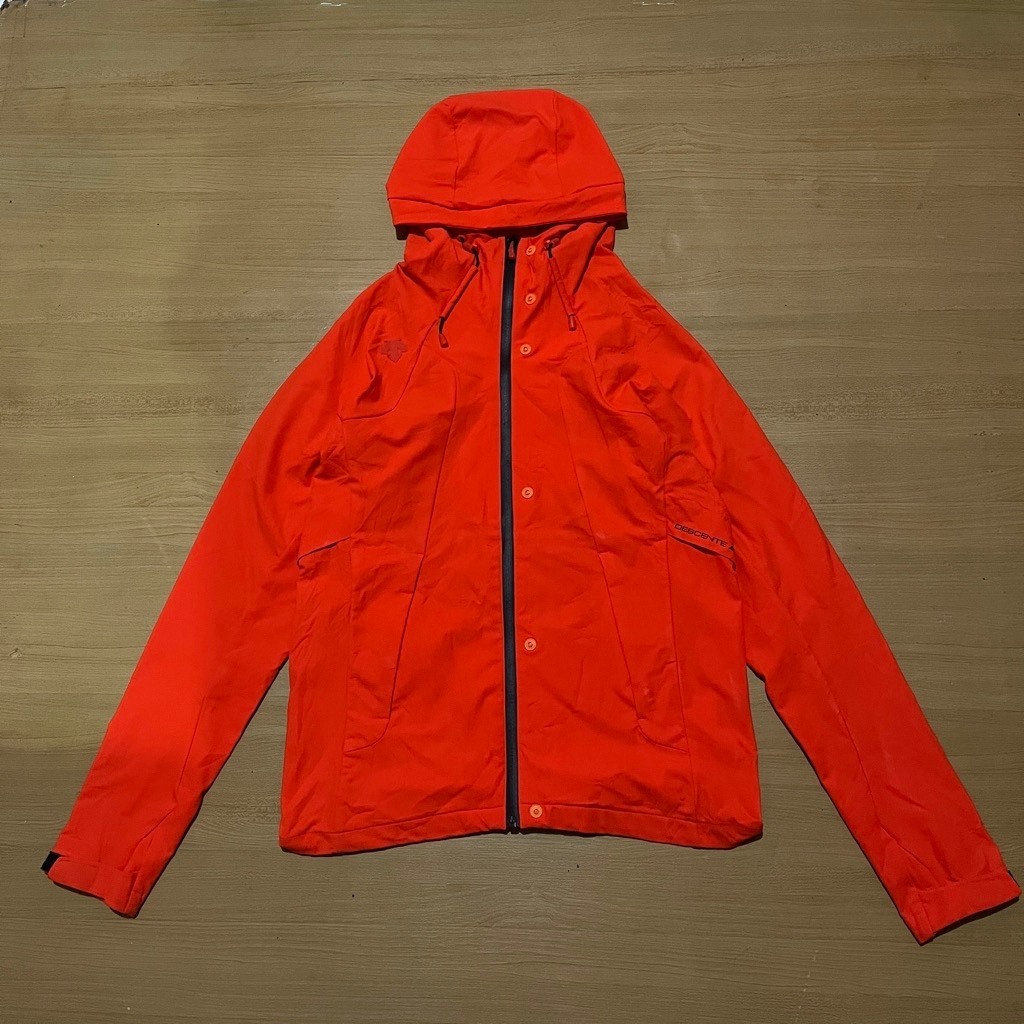 Jaket softshell Descente ( Size M || Lebar dada 53 CM panjang 71 CM )