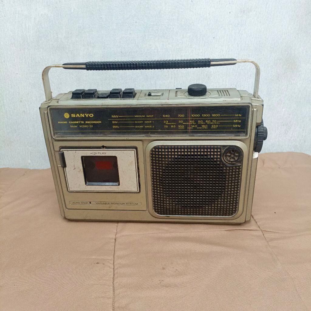 radio tape sanyo jadul antik vintage MATI pajangan