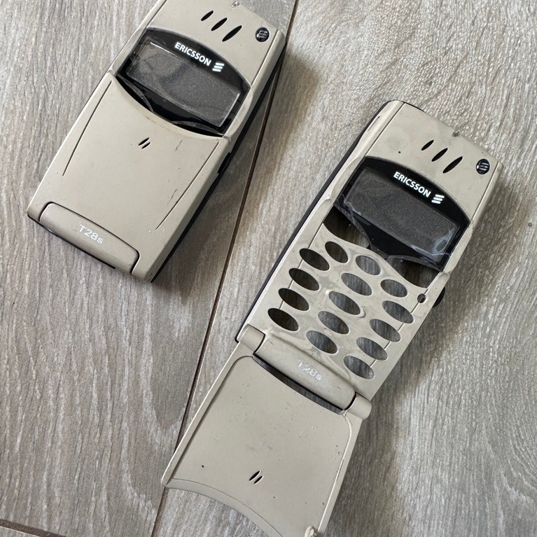 Casing Handphone lipat Ericsson T28s warna krem model klasik tombol fisik