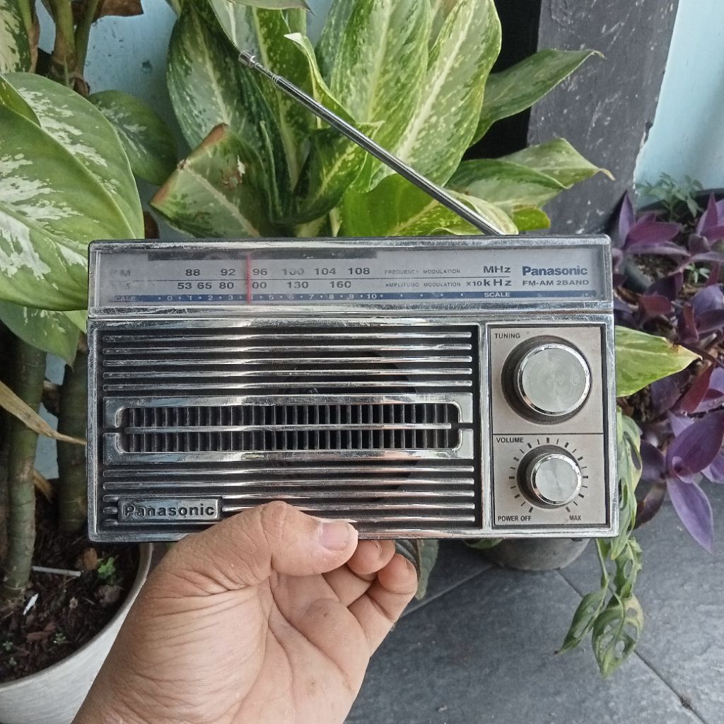KAMERA,HT, WALKMAN, DAN RADIO JADUL UNTUK HIASAN RUANGAN