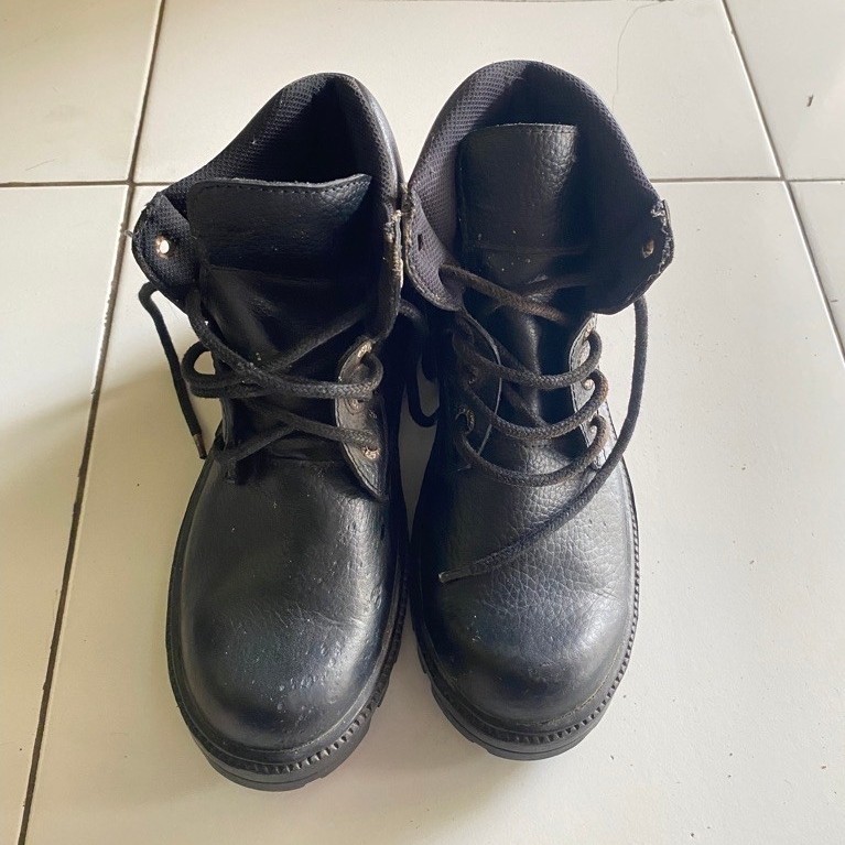 Sepatu Safety Pria CAT Hitam