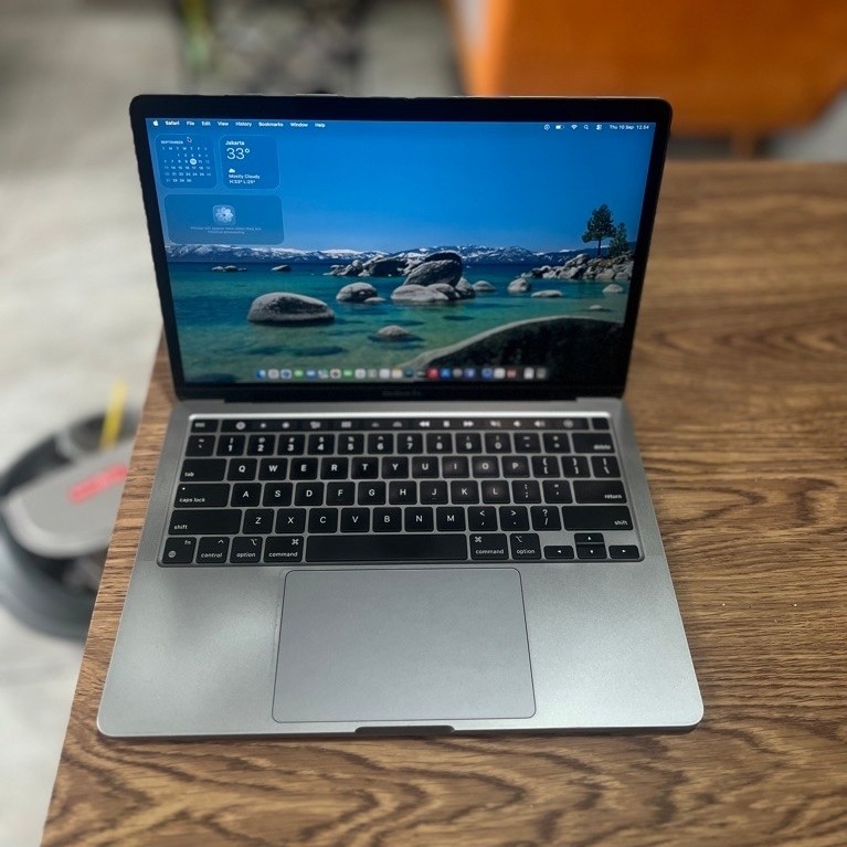 MacBook Pro 13-Inch M2 (8GB / 512GB SSD) Space Gray - Siap Edit & Koding