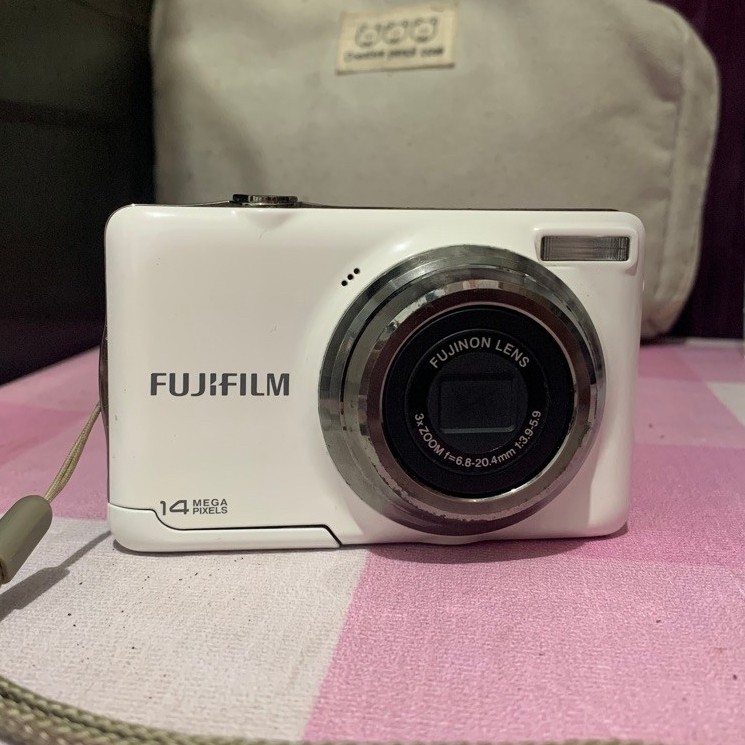 BACA DESKRIPSI Fujifilm Finepix JV300 White