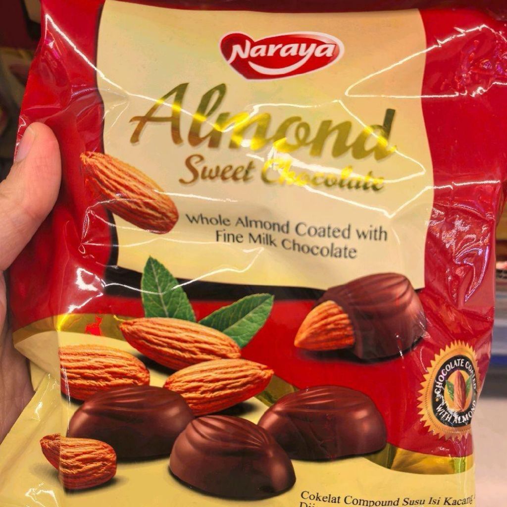 NARAYA ALMOND CHOCOLATE. ALMOND COKLAT. NARAYA WHOLE ALMOND WITH FINE MILK CHOCOLATE.