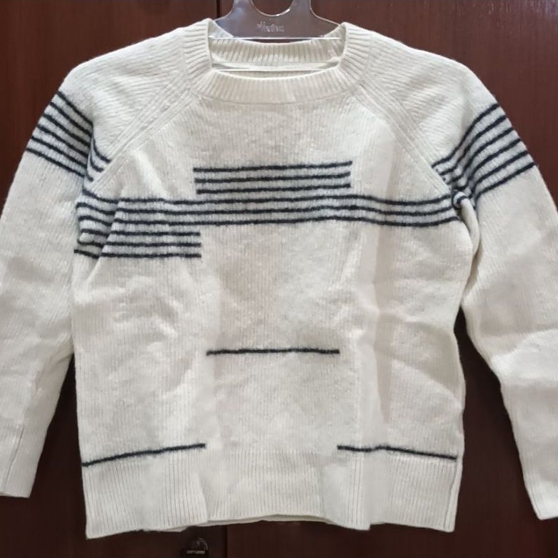Sweater Rajut warna Putih Garis Garis Hitam