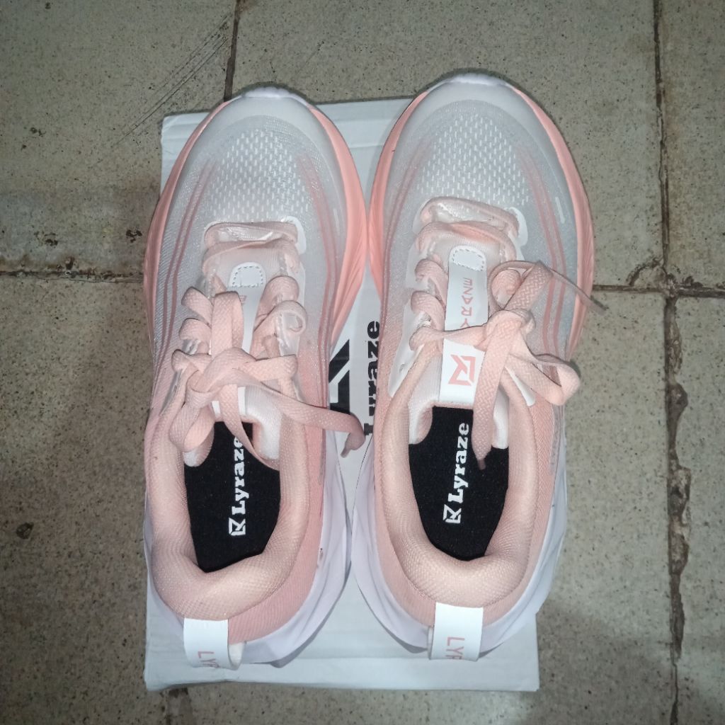LYRAZE FASTER SEPATU RUNNING WANITA (MASIH BARU)