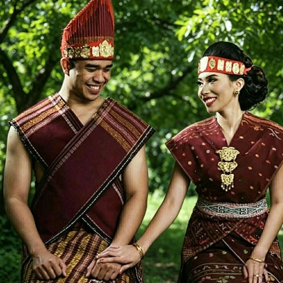 Sepasang Pakaian Baju Adat Batak Toba Dewasa Dari Kain Ulos Batak