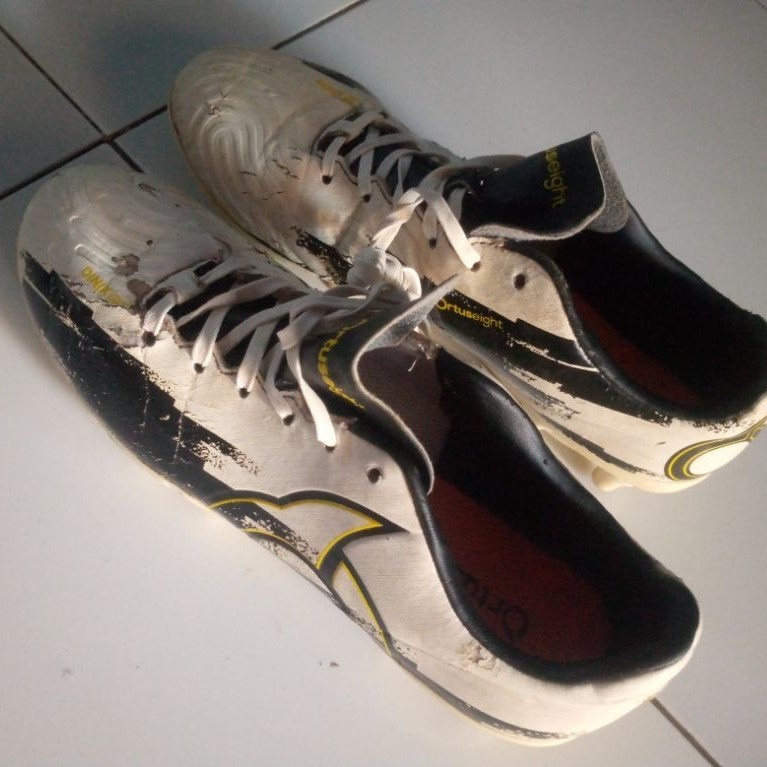 Sepatu bola second