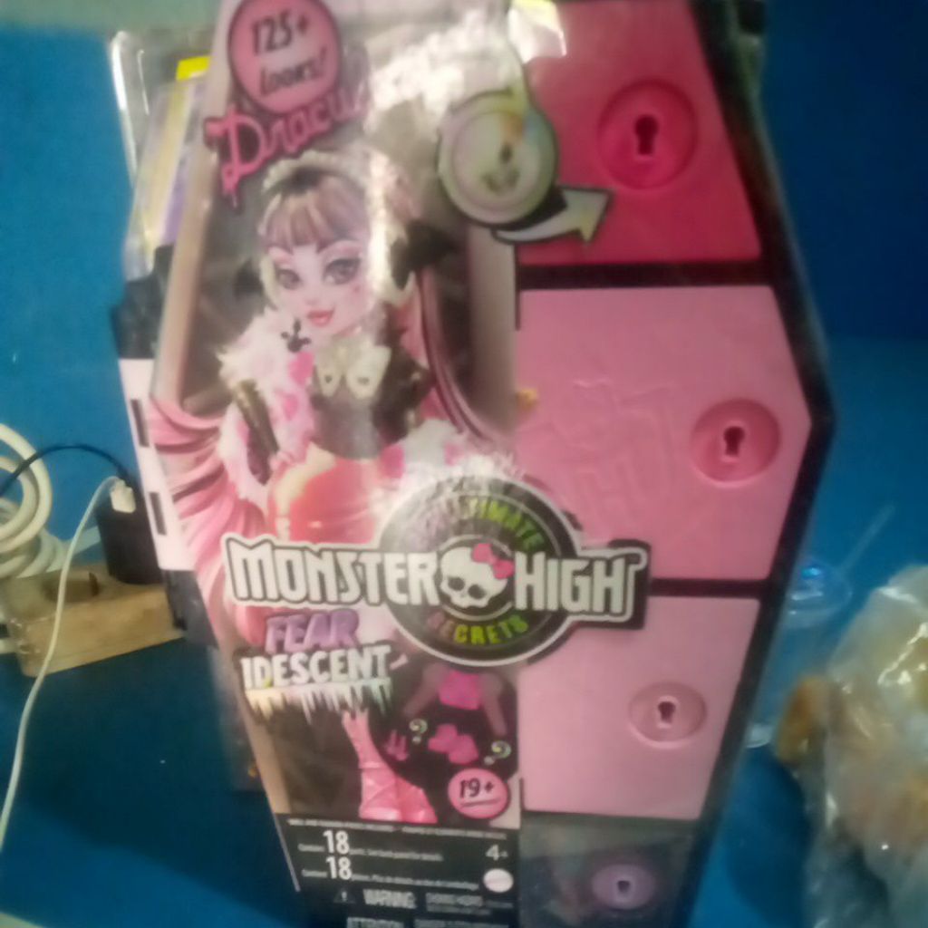 Boneka Monster High Fear Idescent Draculaura kotak liang mayat warna pink