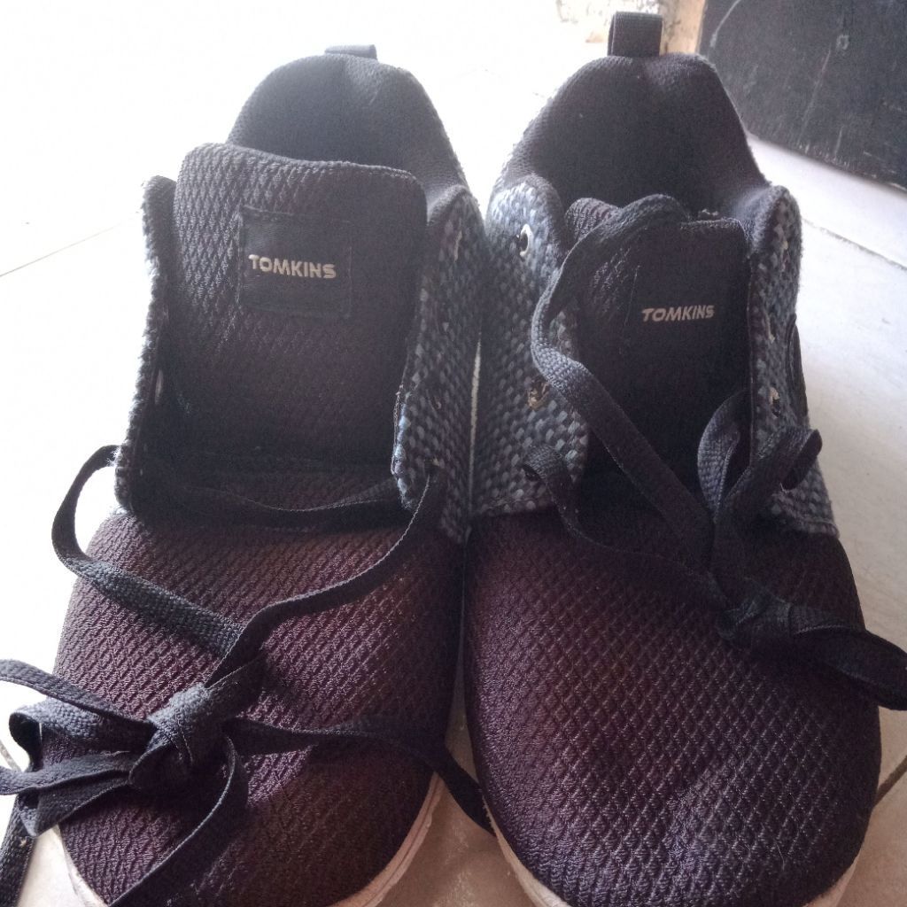 preloved sepatu sneaker tomkins ukuran 42