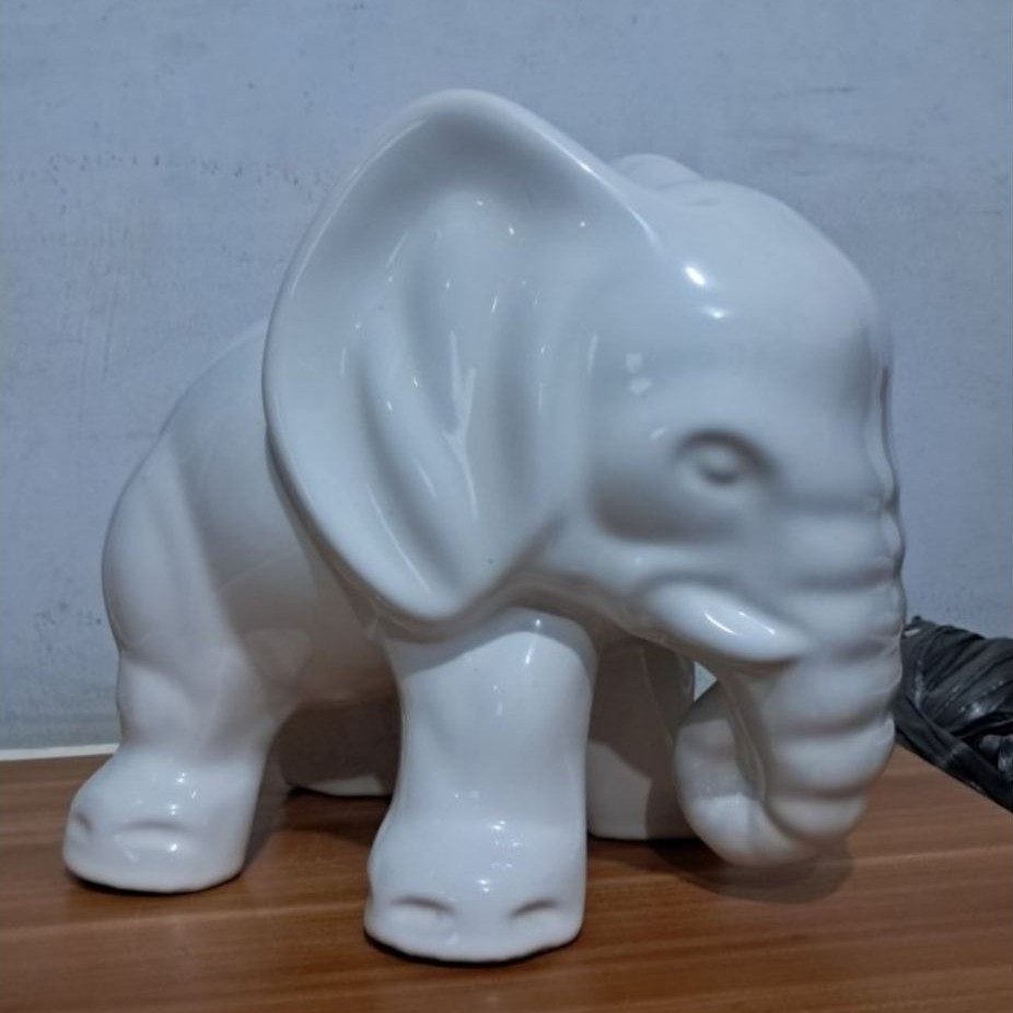 Pajangan keramik gajah