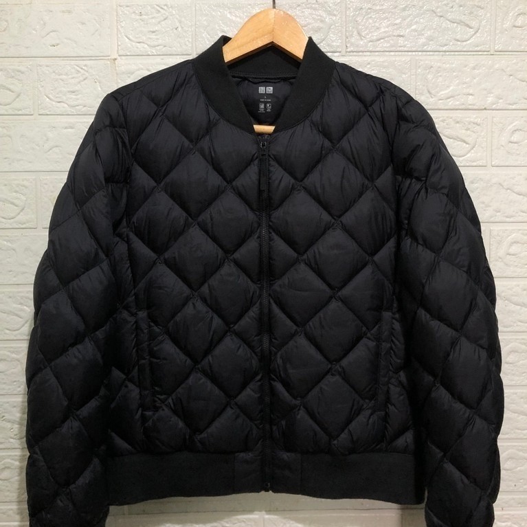 UNIQLO Ultralight down bomber jaket diamond black