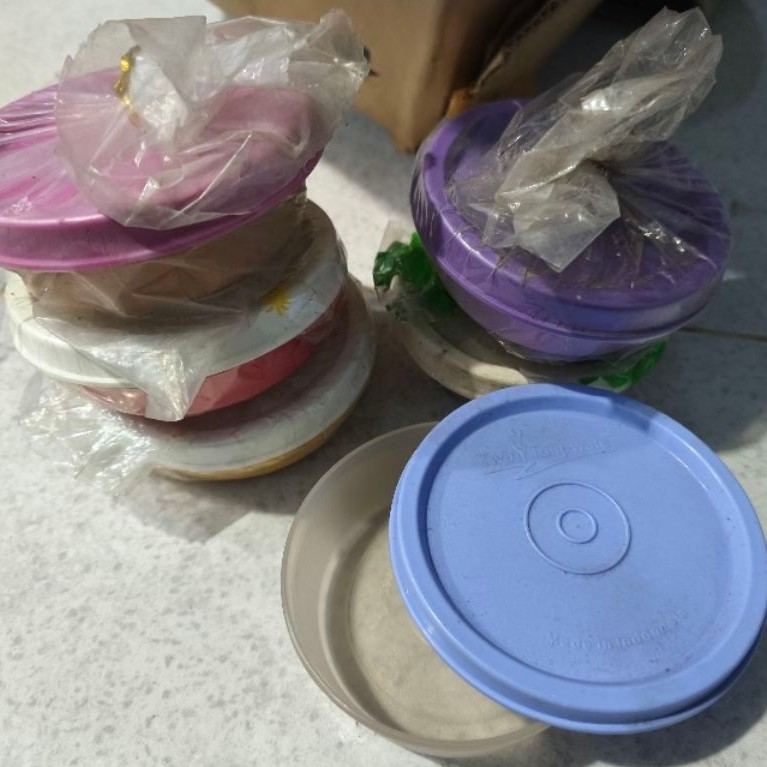 Twin TulipWare toples kecil