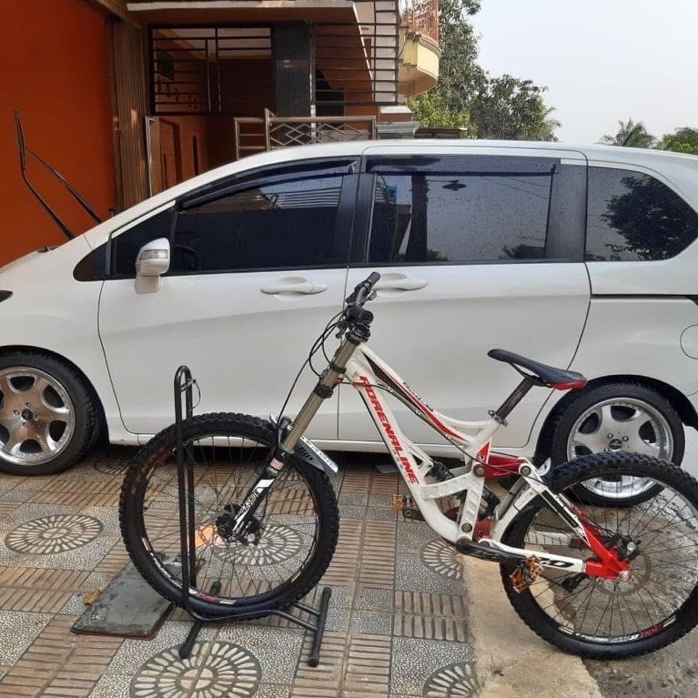sepeda dowhnhil mtb gunung merek adrenaline