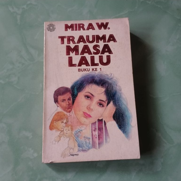 Novel Trauma Masa Lalu Buku ke 1 oleh Mira W. [Preloved Original]