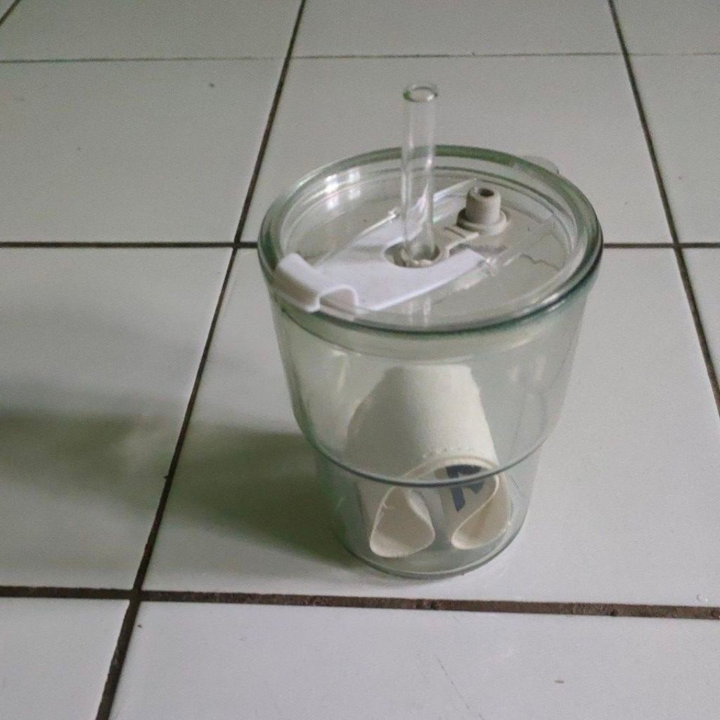 gelas kaca bening ada tutup dan sedotan