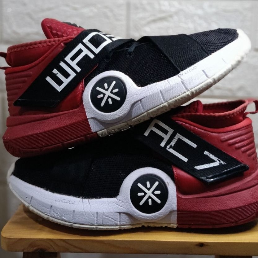 Sepatu Basket size 45 warna merah hitam