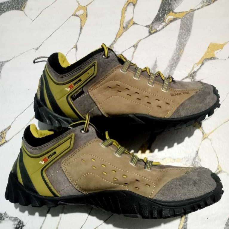 Sepatu Outdoor Black Yak