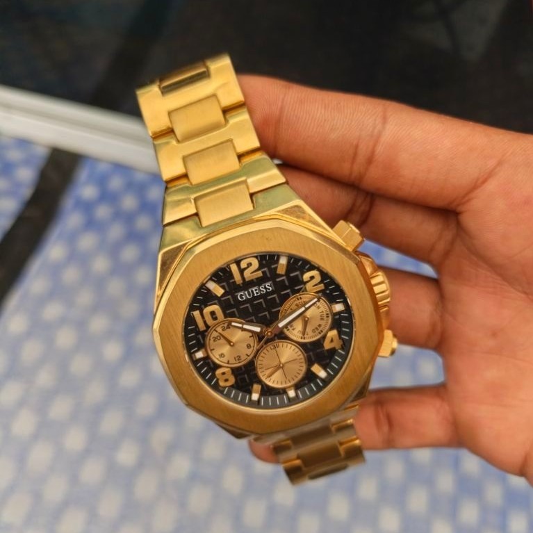 Jam Tangan Pria GUESS Analog Toga Emas dengan Tali Logam dan Tampilan Hitam