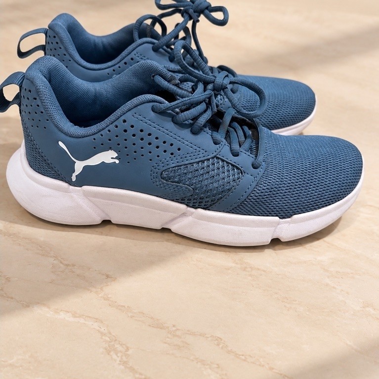 Sepatu Sneakers Wanita Puma Biru Size 36 dengan Tali dan Sol Putih Kasual