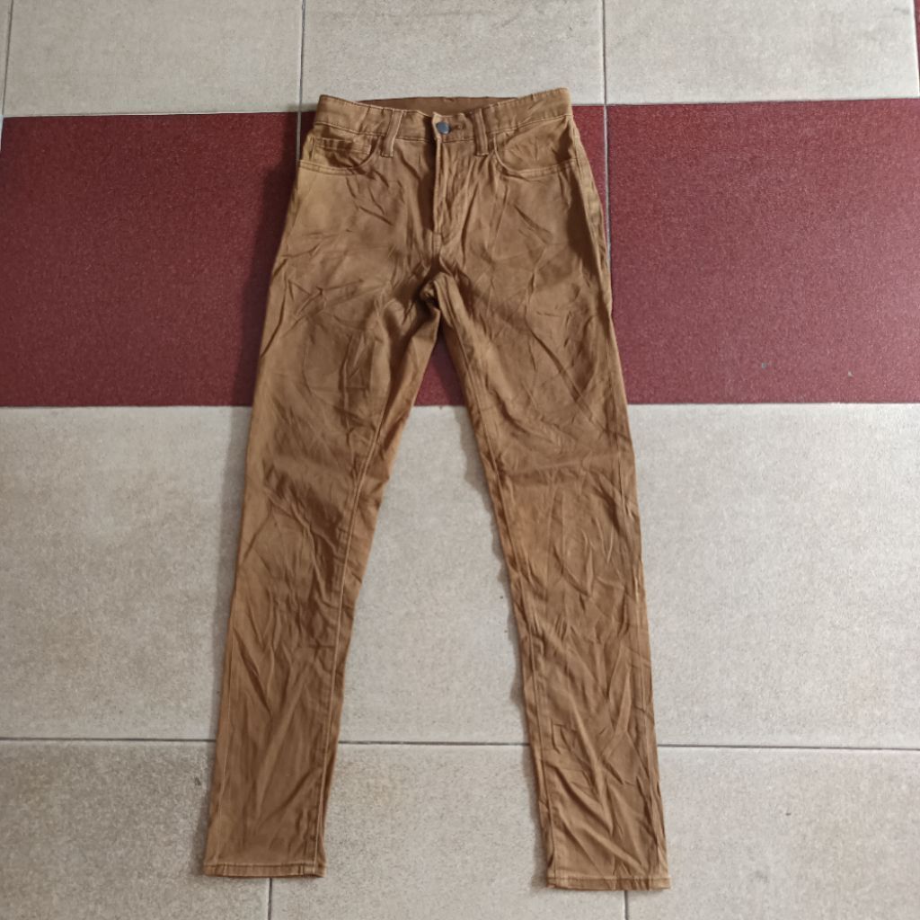 celana panjang Ezy jeans Uniqlo skinny tapered XS. 077