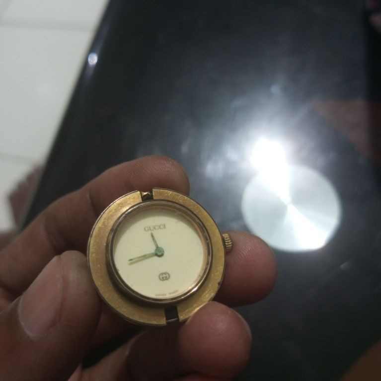 jam tangan Gucci vintage berlapis emas