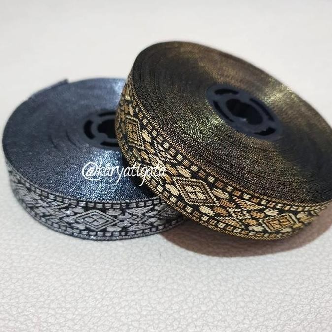

DI140 >> Pita Gamis 1/2 Inch Hitam Lis Emas / Lis Perak (15 Meter)