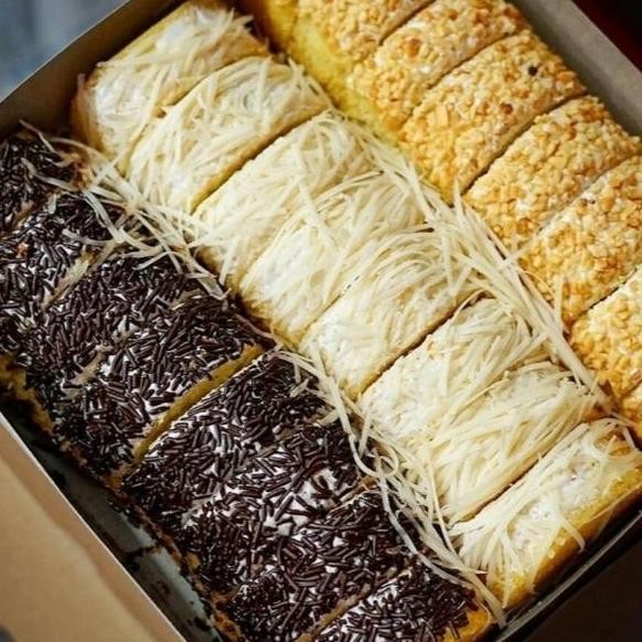 

Kue Bolu Ta Rasa Berkrim Lembut Topping Kacang Keju Meises Coklat.