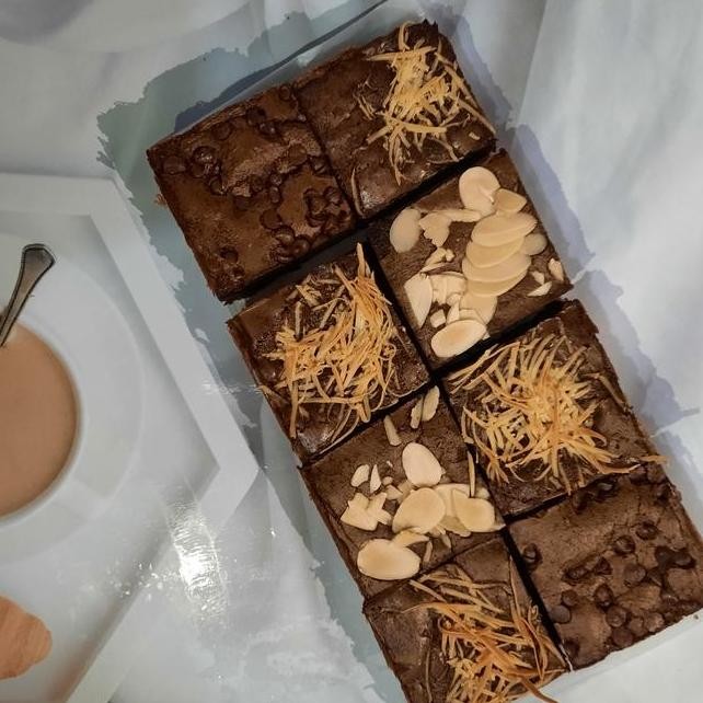

Kue Brownies Cokelat Loyang Sekat 10X20 Mix 3 Topping