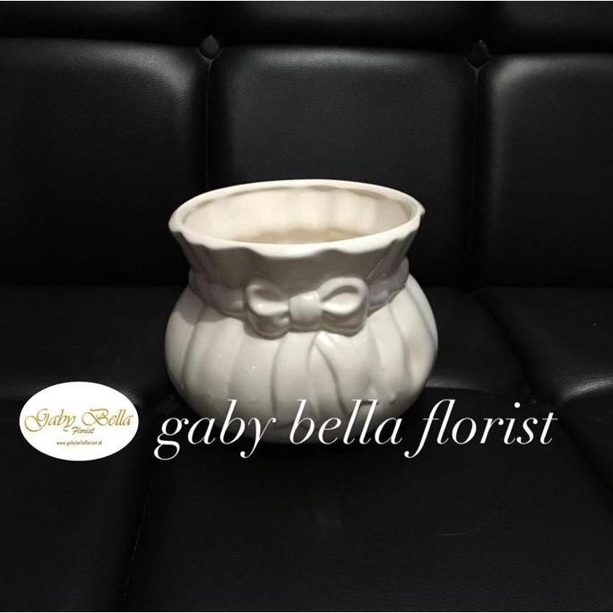 Pot keramik. Vas keramik. Vas keramik putih. Pot bunga putih. Pot