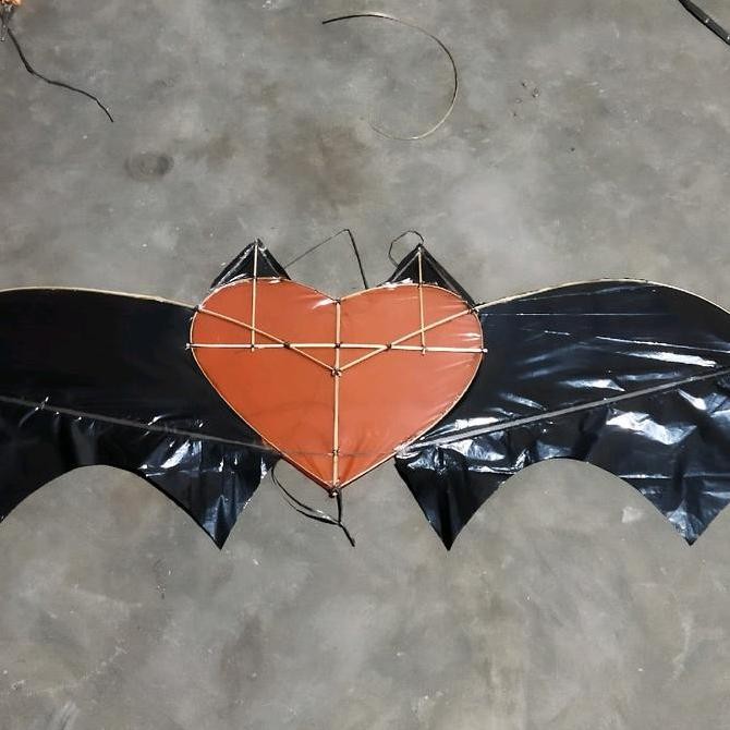 (Good) layangan love bersayap sudah tes terbang ukuran 125cm