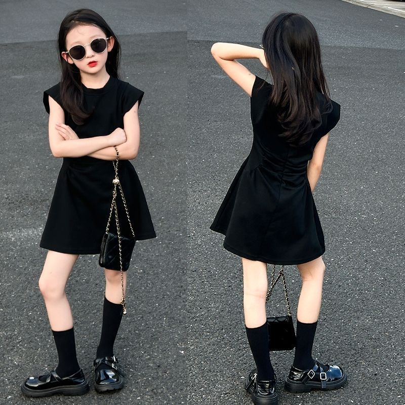 Gaun hitam anak perempuan dengan pinggang ramping