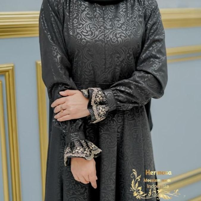 [Gamis Hermosa] Gamis Embos Hermosa Motif Flower Warna Hitam Manset Renda-Gamis Syari Manset Renda-G