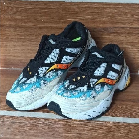 Sepatu Saucony size 44