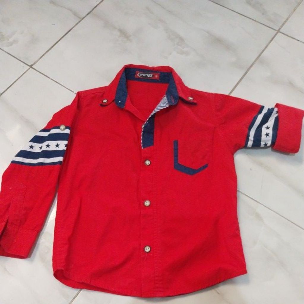 KEMEJA ANAK LAKI LAKI MERAH LENGAN PANJANG BISA DILIPAT JADI LENGAN PENDEK KEREN BAGUS ( BEKAS)