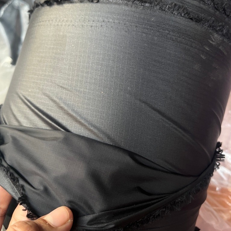 KAIN PARASUT RIPSTOP HITAM WP EPEK DAUNTALES