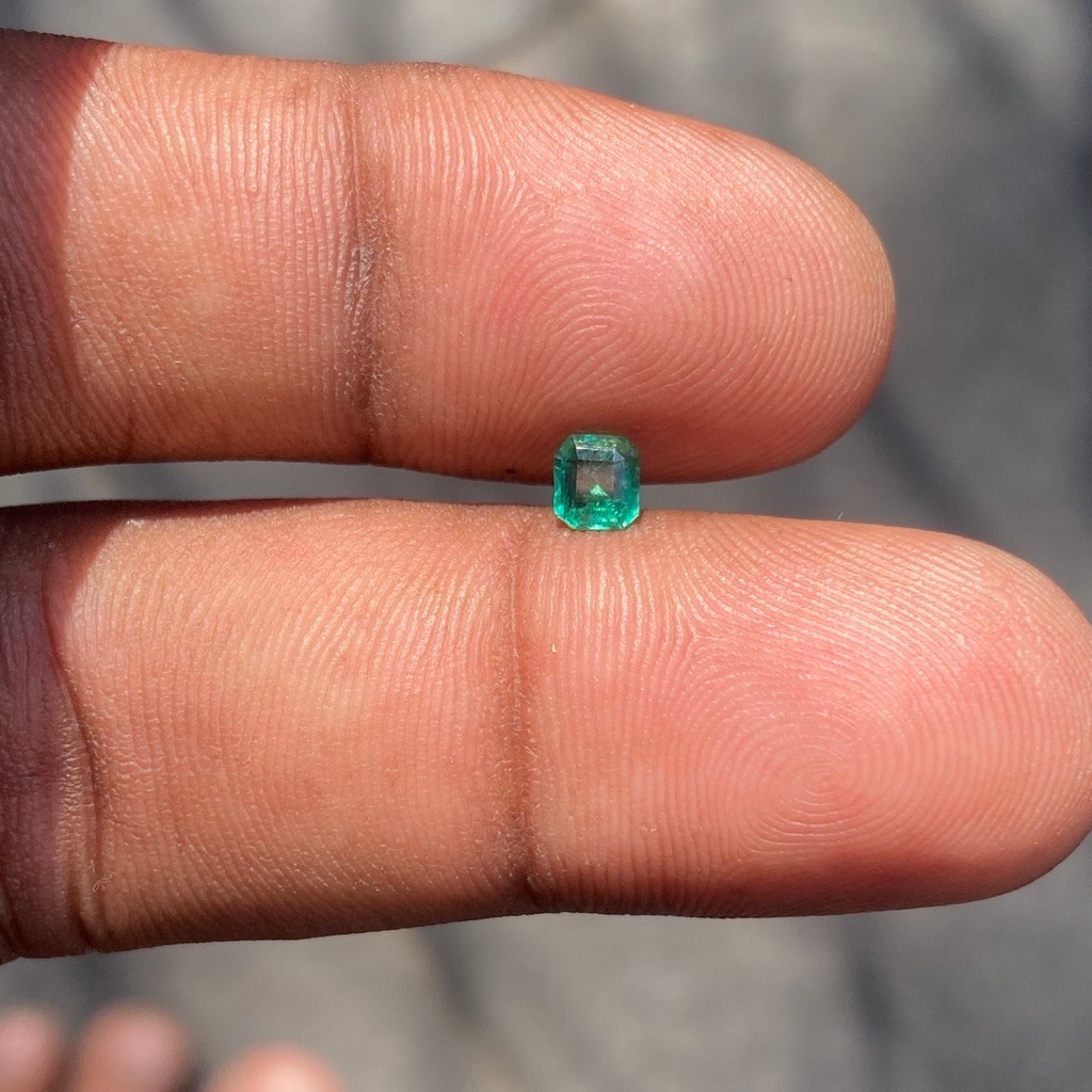 batu Zamrud Colombia natural zambian emerald Jamrud kotak HQ ukuran kecil Dim 4.2x3.9x2.5 CT 0.25
