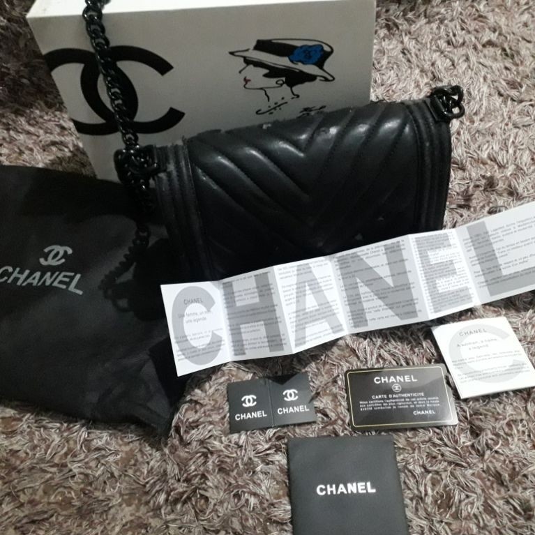 Tas Selempang Wanita CHANEL warna hitam model quilted dengan rantai