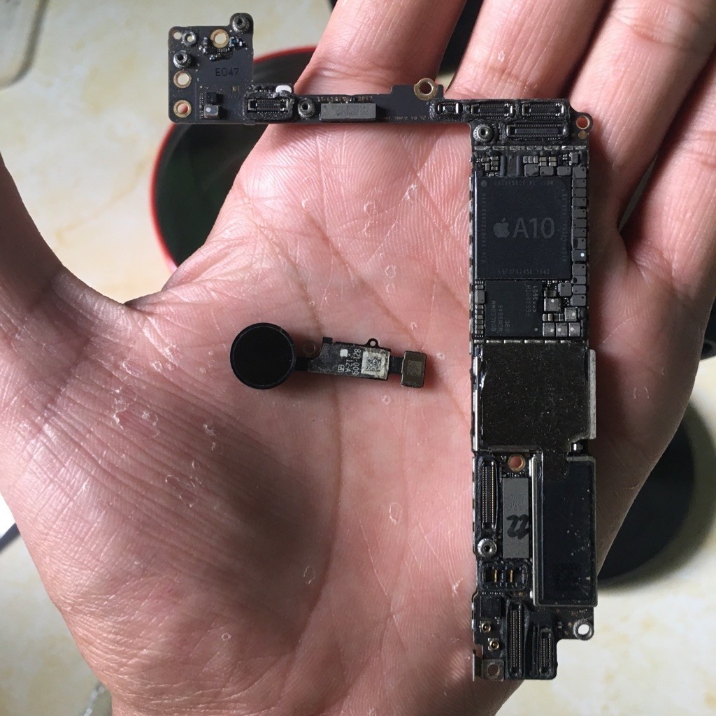 Mesin+touch id iphone 7 plus kondisi mati total bekas servis