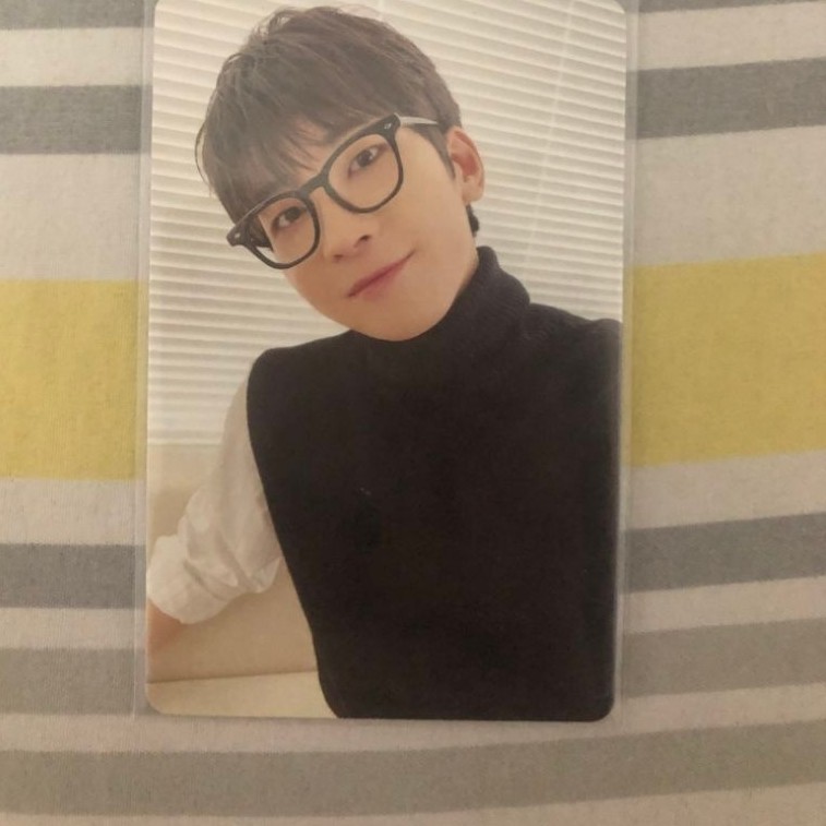 WONWOO PHOTOCARD OFFICIAL SEASON GREETINGS 2024 SEASON'S GREETINGS JEON WONWOO KACAMATA SG 2024 SEVE